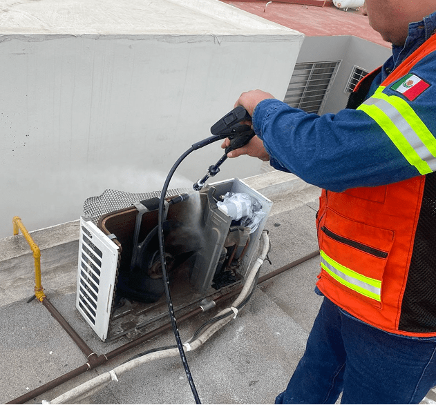 Realizando mantenimiento preventivo de aire acondicionado